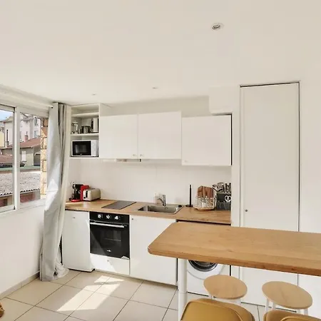 Bright & Wi-fi Direct Access Lyon La Doua - 2 Mins Walk From Tramway Station * Villeurbanne