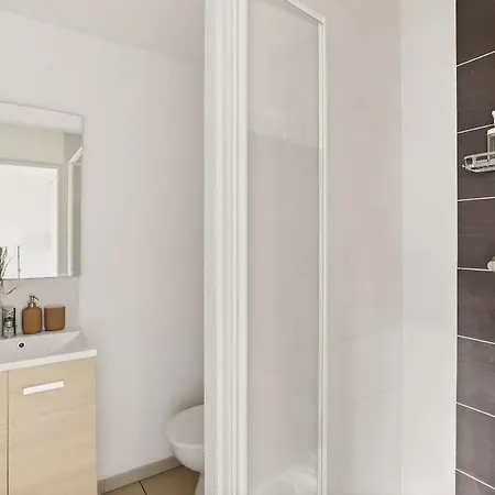Apartment Bright & Wi-fi Direct Access Lyon La Doua - 2 Mins Walk From Tramway Station *